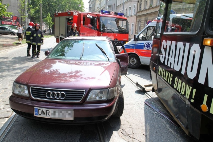 Wrocław: Wypadek przy Słowiańskiej. Jedna osoba ranna (ZDJĘCIA)