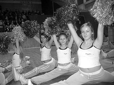 Cheerleaderki Alby - Anna Piasecka, Patrycja Zalewska 
i Monika Staławowska - w szpagacie na czeladzkim parkiecie.