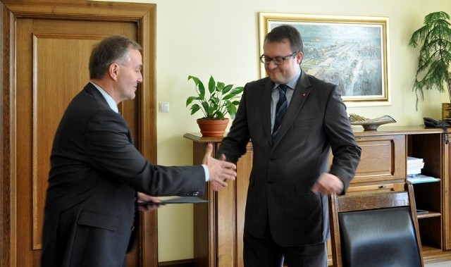 Marek Łucyk odbiera nominację i gratulacje od prezydenta Gdyni Wojciecha Szczurka.