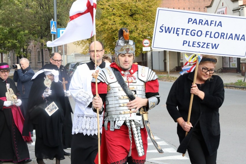 Marsz Wszystkich Świętych 2023 w Pleszewie. Ulicami miasta...