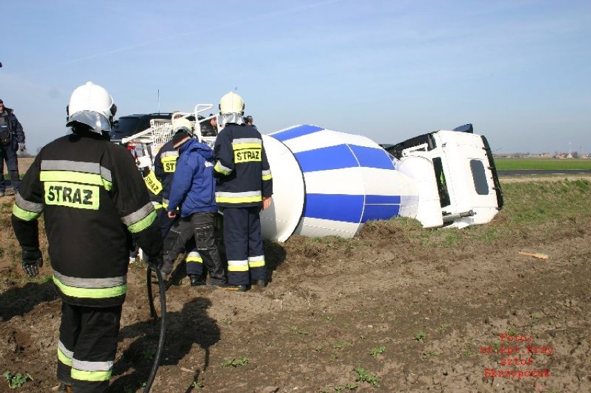 Wypadek pod Annopolem. Betoniarka wpadła do rowu. Są...