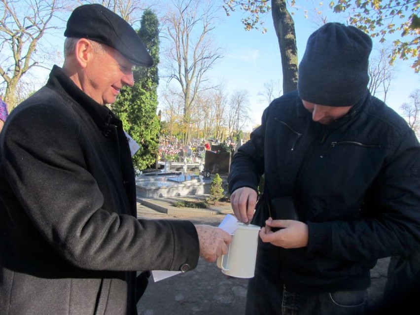 Cmentarze w Gnieźnie - kwesta na renowację nagrobków zasłużonych mieszkańców