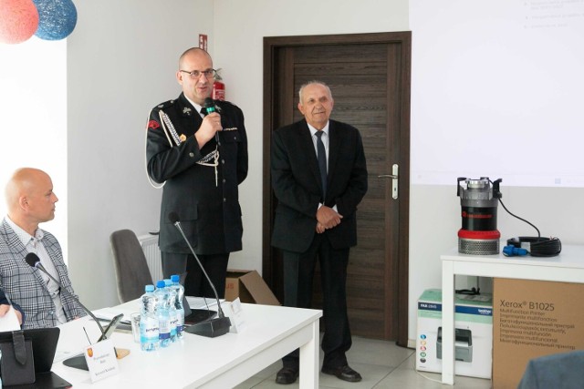 Zarząd Powiatu Sokólskiego przekazał w użytkowanie janowskim ochotnikom nową pompę zanurzeniową.