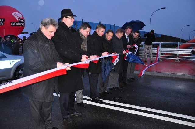 Uroczystość dopuszczenia do ruchu nowego odcinka trasy W-Z odbyła się na wiadukcie przy rondzie Szczęśliwa (obok centrum handlowego). Dzięki tej trasie znacznie ułatwi się dojazd do centrum Gdańska do zachodnich dzielnic miasta za obwodnicą.

Pierwsze zapowiedzi przyśpieszenia końca inwestycji pojawiły się już w maju br. Zobacz WIDEO z budowy i fotoreportaż z ostatnich przygotowań do otwarcie nowej drogi