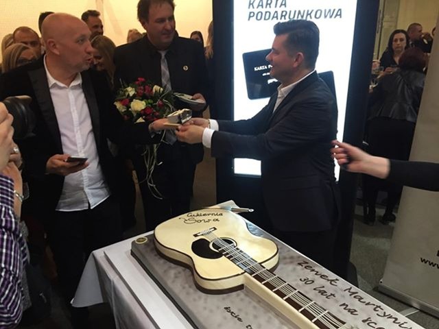 11 grudnia 2019 roku podczas benefisu Zenka Martyniuka "Życie to są chwile" w foyer opery muzyk częstował swoich fanów kawałkami tortu w kształcie gitary