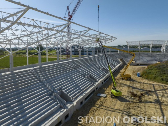 Na nowym stadionie w Opolu robotnicy budują dach. Efekty prac już widać.
