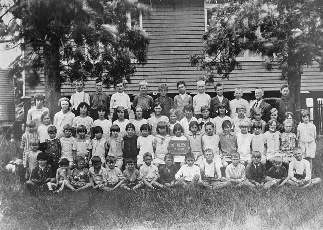 Źródło: http://commons.wikimedia.org/wiki/File:StateLibQld_1_297159_School_children_at_Mount_Beppo_State_School,_1930.jpg