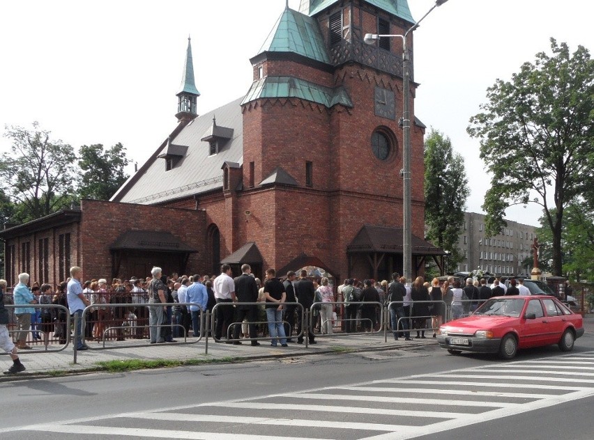 Pogrzeb Ani Polak i Mateusza Ratki. Tłumy żegnały dzisiaj tragicznie zmarłych w wypadku maturzystów.