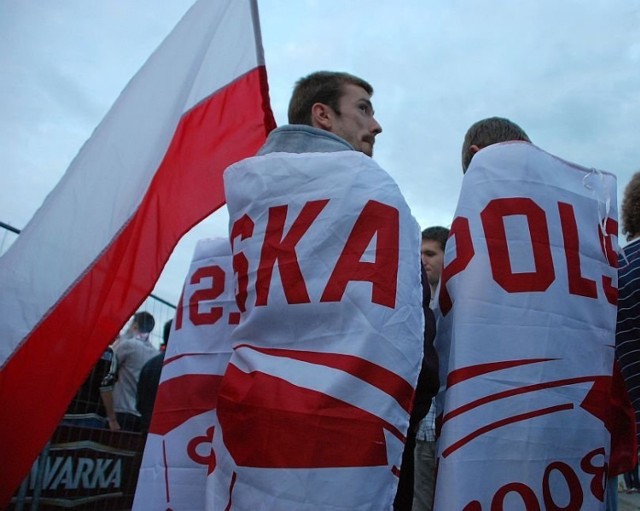 Prawie każdy, kto przybył do strefy kibica miał na sobie ubrania w barwach Polski lub trzymał narodową flagę. Fot. Marta Szloser