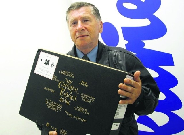 Stanisław Kruk ze swoim laptopem.