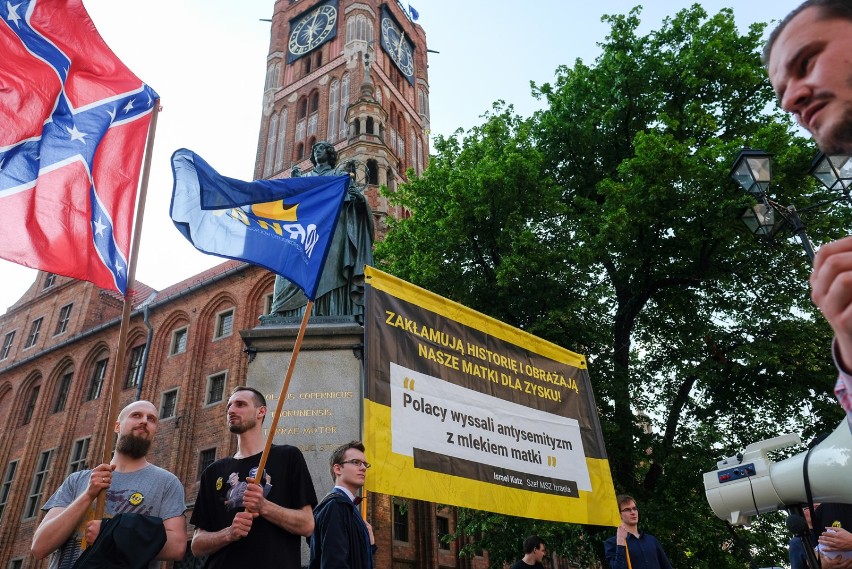 Dziś o godzinie 18 pod pomnikiem Kopernika zebrali się...