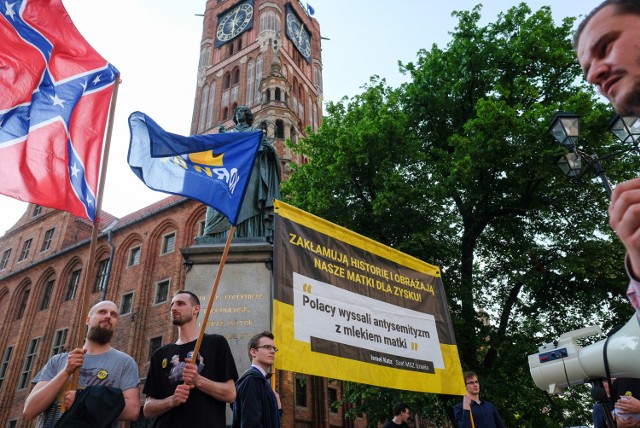 Dziś o godzinie 18 pod pomnikiem Kopernika zebrali się zwolennicy Konfederacji, którzy zorganizowali pikietę "Stop 447". Pod Kopernikiem zebrała się także kontrpikieta.
Zobaczcie zdjęcia!