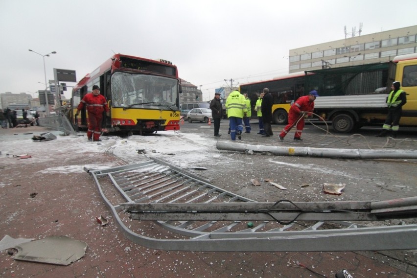 Wrocław: Autobus staranował przystanek na pl. Jana Pawła II. Jedna osoba nie żyje (ZDJĘCIA, FILM)