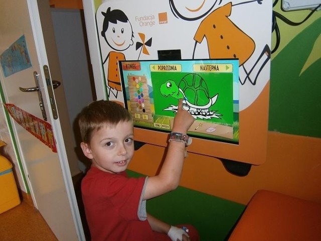 Komputer z ekranem dotykowym wyposażony w programy edukacyjne jest na wyposażeniu edukacyjnej wyspy.