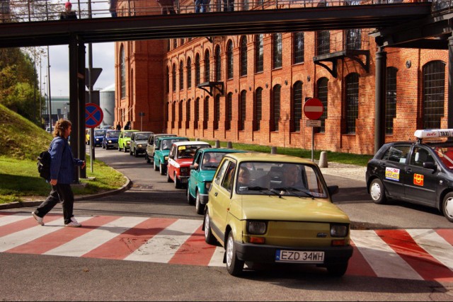 Zlot miłośnik&oacute;w Fiata 126p. Wjazd do Manufaktury Fot.Daniel Kowalczyk