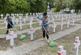 Groby żołnierzy AK z pamiątkowymi tabliczkami. Wojewoda apeluje o wskazanie miejsc pochówku