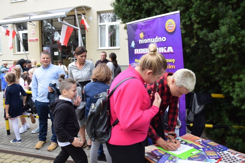 W Szkole Podstawowej nr 3 w Pruszczu uczniowie powitali nowy rok szkolny i nowego dyrektora |ZDJĘCIA