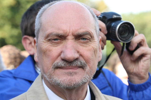 A - Antoni Macierewicz - blisko współpracowaliśmy w czasach opozycji antykomunistycznej w latach 70. oraz 80. i mam z tego okresu miłe wspomnienia. Już wtedy był on obiektem niechęci Adama Michnika. Według rozpowszechnianej przez pewne niewiasty plotki środowiskowej Michnik w końcówce lat 70. wykrzykiwał niekiedy przez sen: "Ten skurwysyn, Macierewicz!". Dziś to czołowy przykład polityka, który w pewnym momencie nałożył narodowo-katolicką maskę, następnie ta maska wrosła mu w twarz i jest nie do zdjęcia. Poza tym pustka.