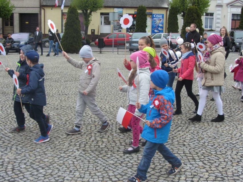 Kłecko: Święto Konstytucji 3 maja z biało-czerwonymi balonami
