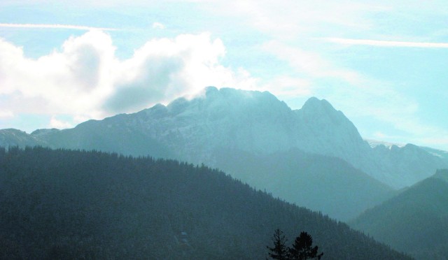 W niedzielę, gdy chmury opadły, pokazał się ośnieżony Giewont