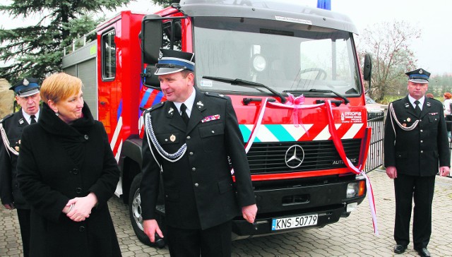 Eurodeputowana Róża Thun i Jan Smoleń, prezes Ochotniczej Straży Pożarnej w Niskowej, który staruje do rady powiatu nowosądeckiego