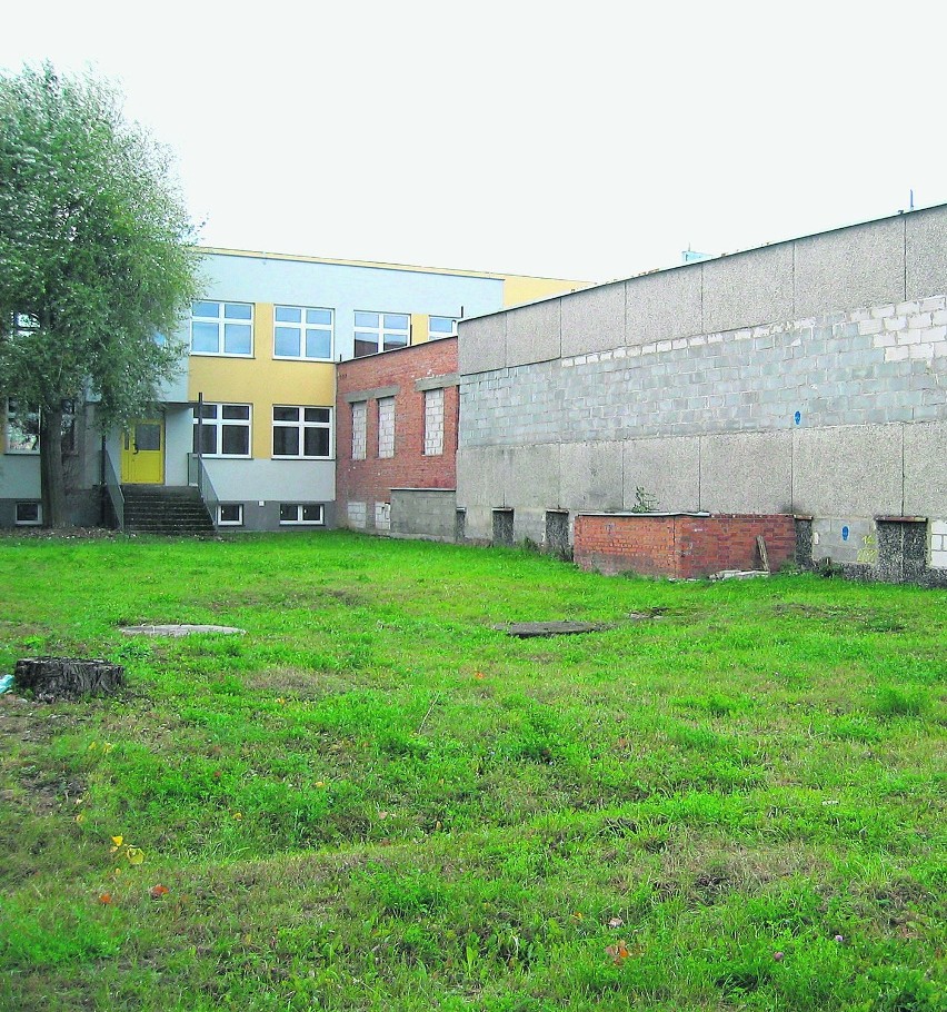 Wyższa Szkoła Gospodarki Krajowej w Kutnie, właściciel basenu przy SP 1, chce sprzedać nieruchomość