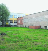 Wyższa Szkoła Gospodarki Krajowej w Kutnie, właściciel basenu przy SP 1, chce sprzedać nieruchomość