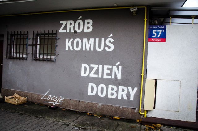 Loesje. Tajemnicze napisy na ulicach i kamienicach. Co właściwie oznaczają?