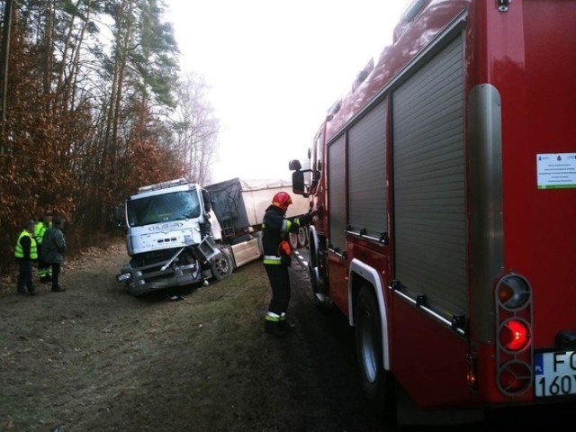 Do wypadku doszło w piątek, 15 lutego, na drodze koło Zdroiska pod Gorzowem. Zderzyły się dwie ciężar&oacute;wki.

Do wypadku doszło około godz. 7.30. Kierowca ciężarowego mana jechał w kierunku Gorzowa. zaczął wyprzedzać ciężarowe volvo. Nie zauważył jednak, że przed volvo jedzie druga ciężar&oacute;wka do przewozu drzewa z dźwigiem. Ta ciężar&oacute;wka zaczęła skręcać i wtedy man z dużą siłą uderzył w jej tył.

POLECAMY: Lubuskie.  Szaleniec uciekał ulicami miasta. Uderzał w radiow&oacute;z, prawie przejechał policjanta.
&lt;script class=&quot;XlinkEmbedScript&quot; data-width=&quot;854&quot; data-height=&quot;480&quot; data-url=&quot;//get.x-link.pl/675992d5-7738-32c6-e107-275dd424a73f,a782e6cb-dc0d-5e41-7f18-1e8f991e265c,embed.html&quot; type=&quot;application/javascript&quot; src=&quot;//prodxnews1blob.blob.core.windows.net/cdn/js/xlink-i.js?v1&quot;&gt;&lt;/script&gt;

Po zderzeniu man wypadł z drogi. Na poboczu zatrzymała się ciężar&oacute;wka do przewozu drzewa.

Na miejsce wypadku przyjechały wozy straży pożarnej, gorzowska policja oraz karetka pogotowia ratunkowego. Kierowca mana, sprawca wypadku, został zabrany do karetki pogotowia ratunkowego. Kabina jego ciężar&oacute;wki została mocno rozbita.

Aktualizacja. Godz. 9.00: Droga jest już przejezdna. Chociaż to zdarzenie wyglądało poważnie, była to kolizja drogowa.
