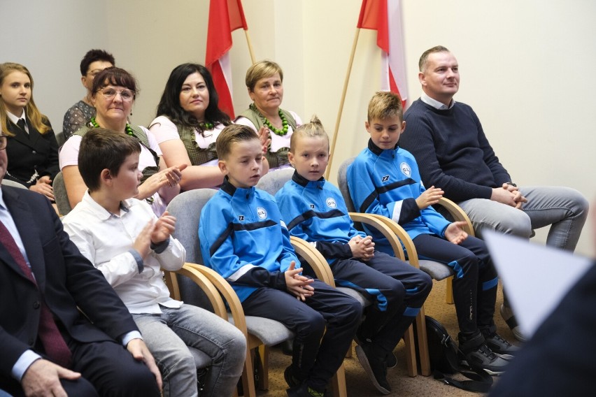 "Niech połączy nas hymn". Tak cały powiat toruński śpiewa "Mazurka Dąbrowskiego" [wideo]