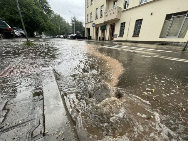 Ostrzeżenie meteorologiczne obowiązuje województwo śląskie od sobotniego poranka do wieczora. Instytut Meteorologii i Gospodarki Wodnej wydał ostrzeżenie drugiego stopnia przed burzami z gradem, obowiązujące do 20:30. 