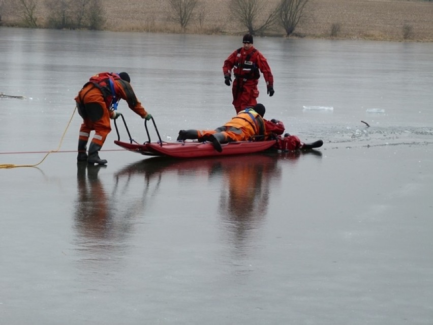 Zawodowcy i ochotnicy wspólnie  ćwiczyli na skutym lodem zalewie 
