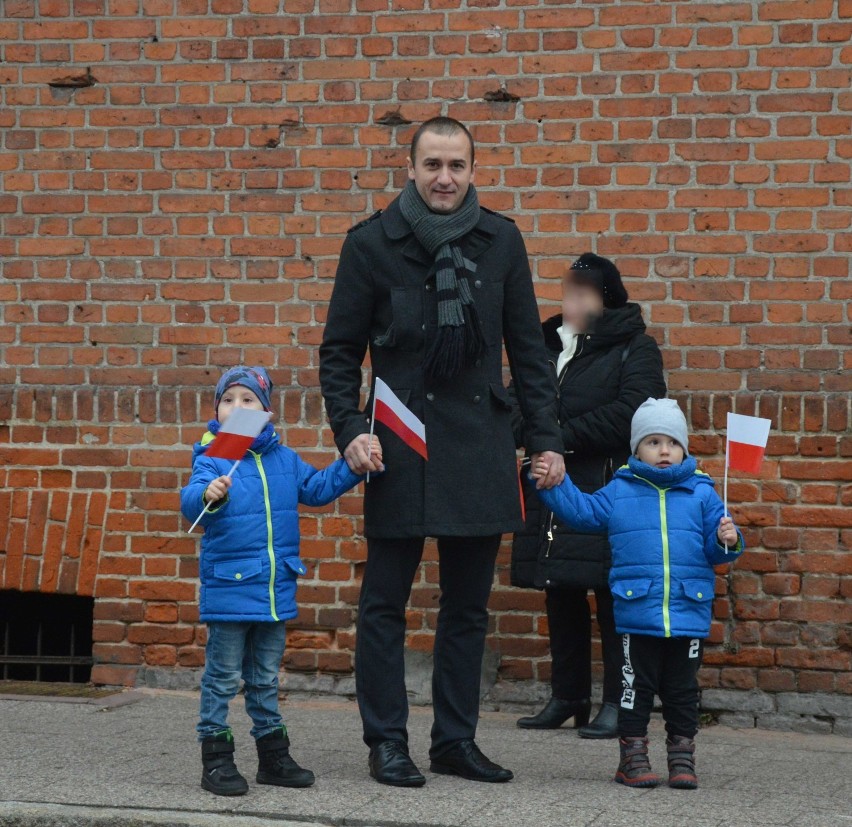 Święto Niepodległości 2018 w Malborku [ZDJĘCIA cz. 1]. Przemarsz ulicami miasta z inscenizacjami "Zostawcie to Polakom" i 40-metrową flagą