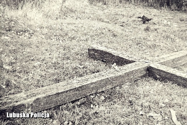 Młodzi mieszkańcy Stypułowa dla zabawy zniszczyli drewniany krzyż.