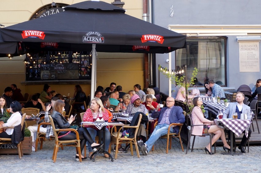 Tłumy w centrum Lublina. Lublinianie stęsknili się za obiadem pod restauracyjnym parasolem. Zobacz zdjęcia