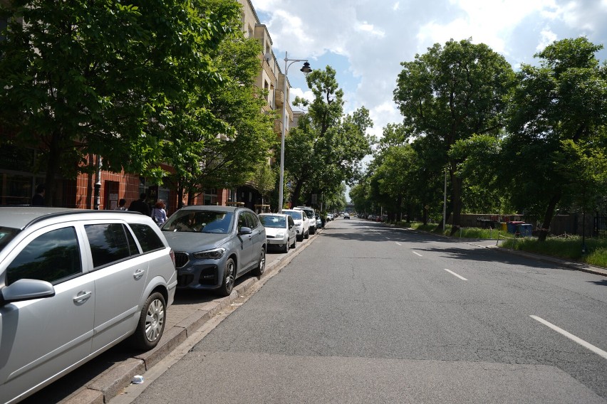 Zmiany w parkowaniu w Śródmieściu. Na Rozbracie kierowcy będą zostawiać auta na jezdni zamiast na chodniku