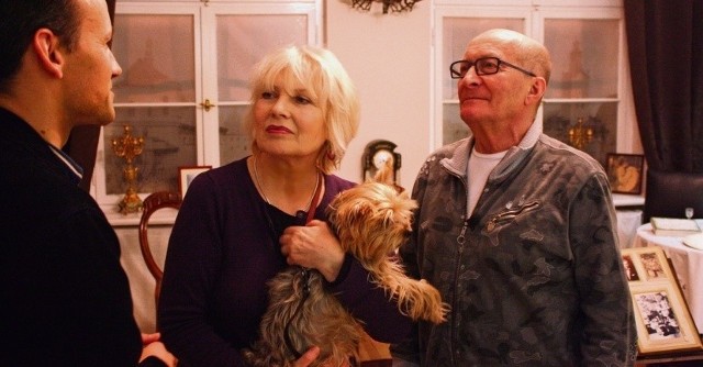 Wojciech Pszoniak z żoną Barbarą i psem  Leo w  towarzystwie Krzysztofa Korwina Piotrowskiego (z lewej)  w gliwickiej Willi Caro