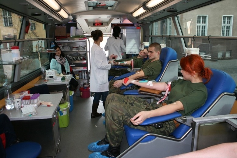 Poznań: Żołnierze oddali 25 litrów krwi [ZDJĘCIA]