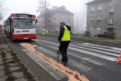 Bytom: Wypadek na Siemianowickiej. Ciężarówka wjechała w autobus [ZDJĘCIA, WIDEO, MAPA]