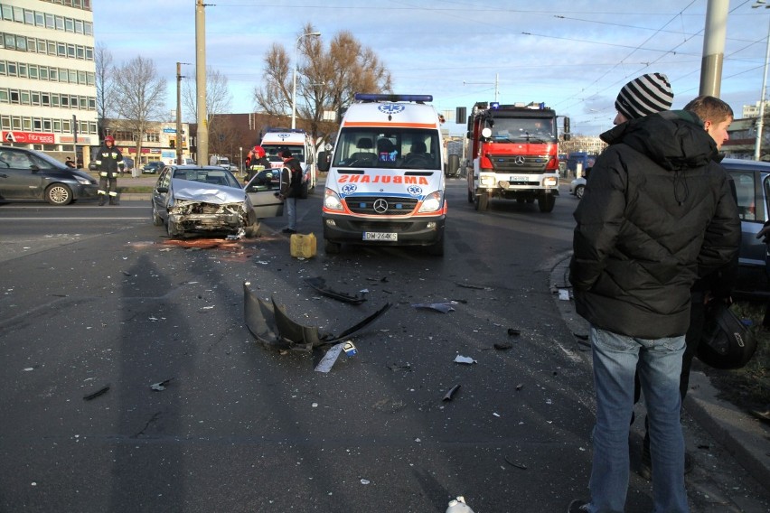 Wypadek na skrzyżowaniu Klecińskiej i Grabiszyńskiej. Jeden z samochodów jechał na czerwonym