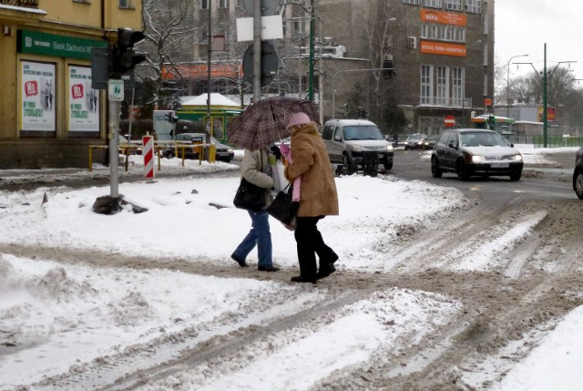 Przez noc Poznań w całości pokrył się śniegiem. A ten utrudnia życie nie tylko kierowcom...
