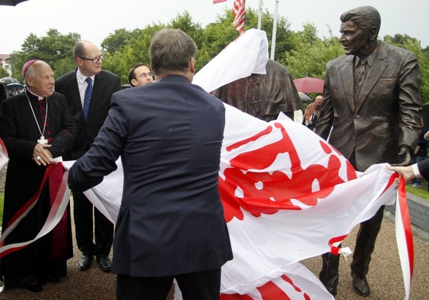 Gdańsk: Uroczyste odsłonięcie pomnika Jana Pawła II i prezydenta Ronalda Reagana FOTO