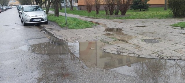 Mieszkańcy ulicy Miłej od lat domagają się remontu chodnika, który jest w fatalnym stanie.