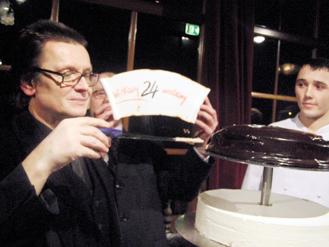 Dyrektor Andrzej Dziuk po raz dwudziesty czwarty pokroił tort urodzinowy teatru