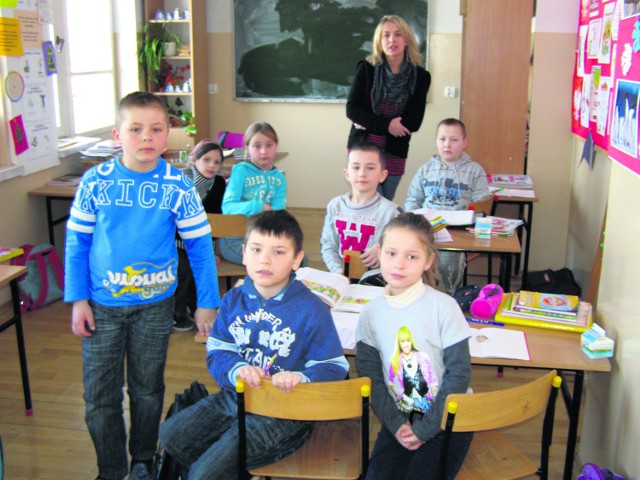 Uczniowie z I i II klasy w szkole w Woli Kroguleckiej