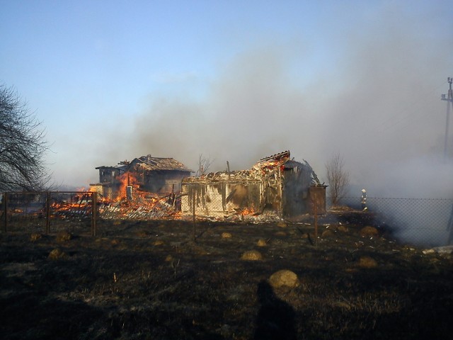 Wypalanie trawy w Węgrzcach skończyło się pożarem domu 