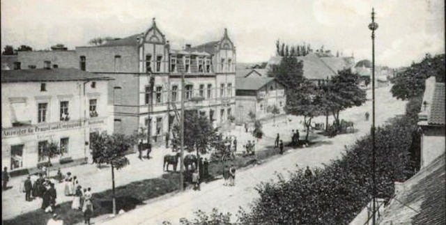 Przed wojną, obecna ulica Grunwaldzka w Pruszczu Gdańskim nazywała się Dirschauerstrasse.  Na początku XX wieku jezdnia była wąska, brukowana, a na poboczach rosła zieleń i pasły się konie