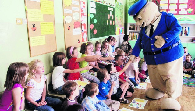 Dzieci z najmłodszych klas bezpiecznego zachowania uczy sierżant Pyrek