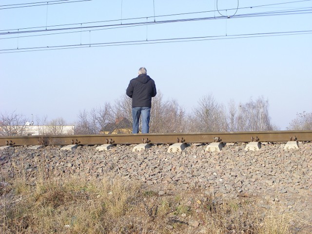 Funkcjonariusze Straży Ochrony Kolei  będą  jeszcze częściej  pojawiać się w okolicach "dzikich" przejść przez tory kolejowe. W poznaniu najczęściej piesi  przechodzącą miejscami do tego nieprzeznaczonymi na Dębcu, Starołęce. W okolicach Poznania najczęściej do tragedii dochodzi w Swarzędzu.