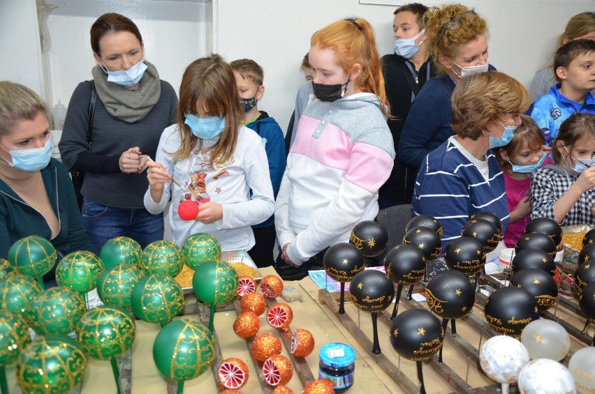 Uczniowie SOSW w Sławnie odwiedzili fabrykę bombek w Koszalinie [zdjęcia]